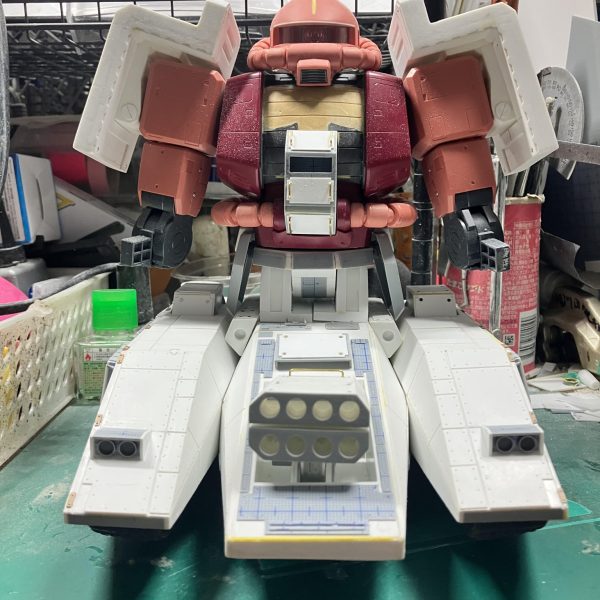 1/48ザクタンク(グリーンマカク)製作80〜89日目各箇所のディテールアップ ∩^ω^∩増加装甲の部位にリベット打ちᕦ(ò_óˇ)ᕤサイズの大小に応じてサイズ違いのリベットを伸ばしランナーでライターで炙り、リベットを作成実際に打ち込んでいるようにしました真鍮線を使い、手摺をいくつか作成車体裏もディテールアップ車体部のマフラーも作りました∩^ω^∩そして、履帯の泥よけを追加しました♪腕部以外のディテールは8割くらい終わりました（＾ω＾）&nbsp;（2枚目）