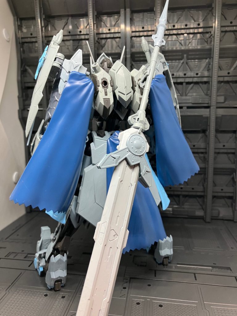 バルバトスナイト白銀の鎧を模した装甲を装備したバルバトス改造機ソードメイスと二刀のショートソード、ショートシールドを武器に戦場を駆ける前々から重騎士モチーフの機体を作りたかったのでバルバトスの装甲を30mmのナイトシリーズの装甲を加工して製作しました