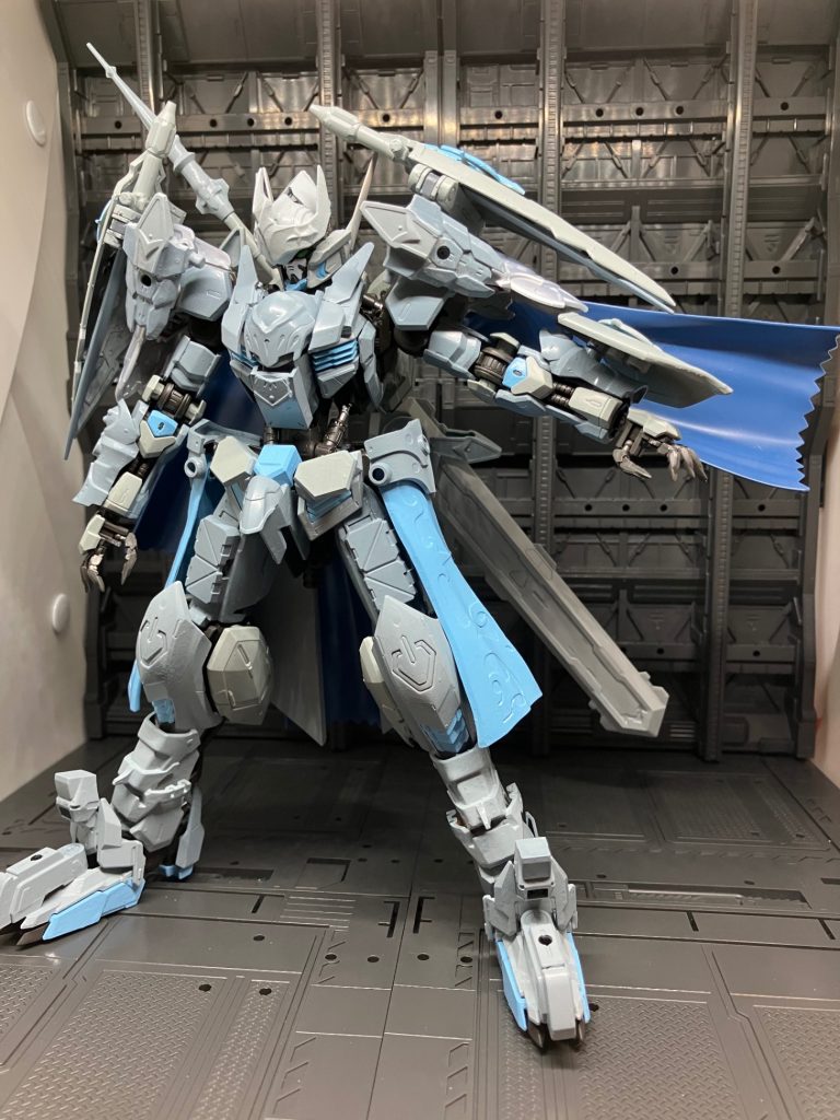 というわけでバルバトスナイトでした前回投稿したルプスの改造機バルバトスダークウォーリアが漆黒の騎士ならこちらは白銀の重騎士になったのである意味黒と白の騎士をルプスとバルバトスで製作することができました特に重騎士は前から作りたかったので自分なりに形に出来て良かったと思います今後追加装備やパワーアップ用の支援機とかを製作しようか検討しています&nbsp;