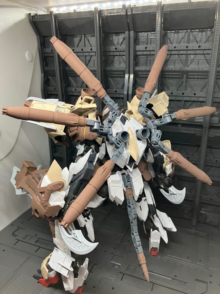 シックスブースターボアードのバックパックに搭載されている六基のブースター爆発的な機動力を発揮することが可能で出力を最大限にすれば数秒だけ超高速移動を可能にするしかし一度使うとオーバーヒートを起こしてしまう為奥の手として使用することが多い