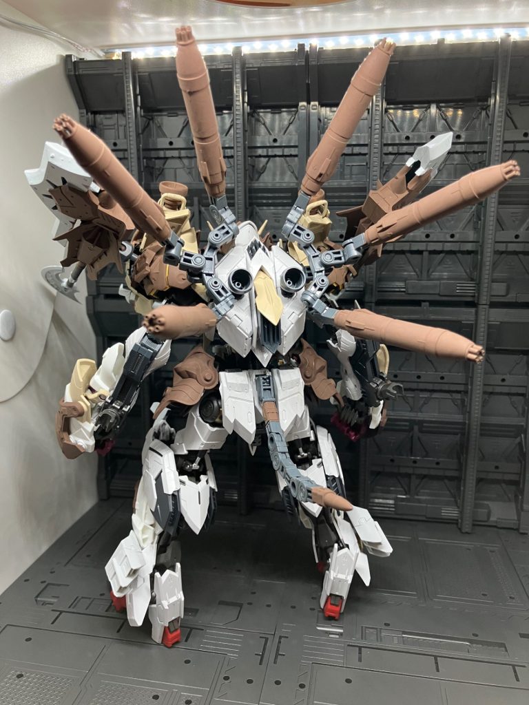 バルバトスボアード(ボアベロス形態(モード))バルバトスボアードの突進特化形態肩のショルダーパーツを正面に移し胴体に収納された角を展開しシックスブースターを展開させる高い防御力を誇る装甲と爆発的な機動力を駆使することで敵機体を確実に粉砕する突撃攻撃を放つ