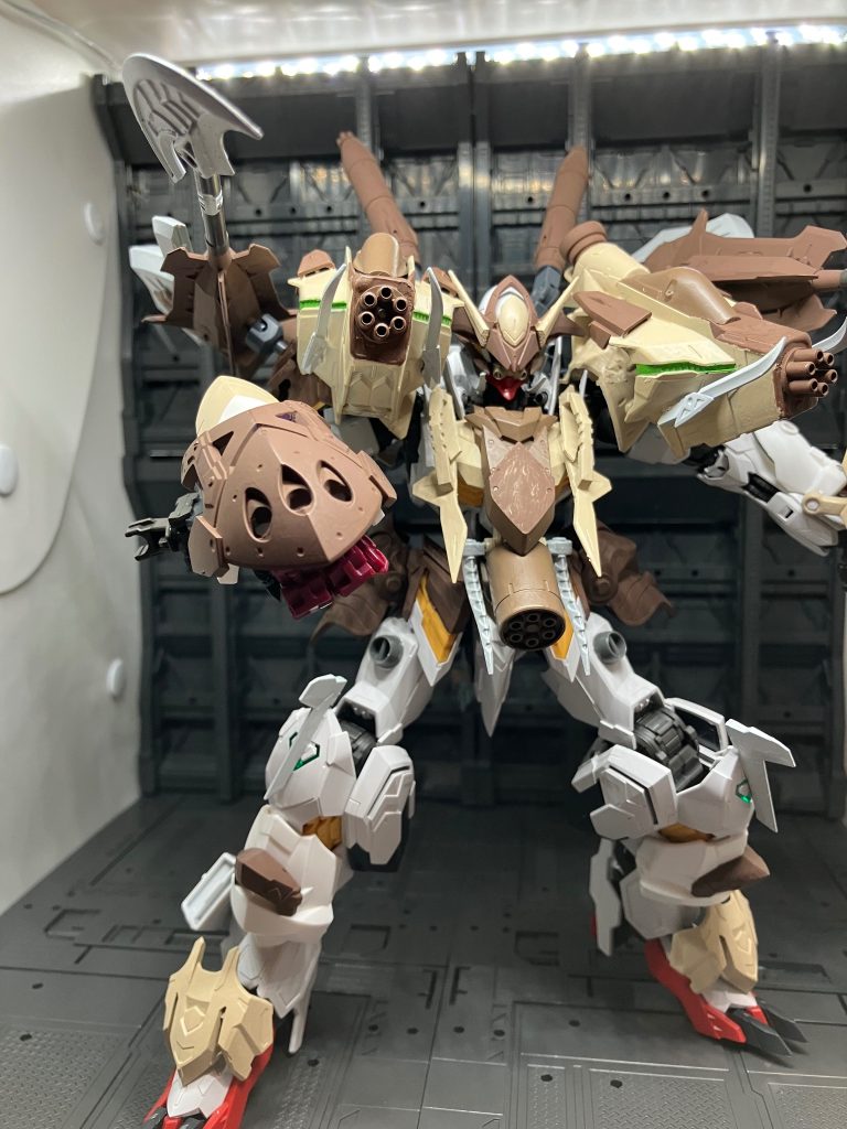 両腕にはガントレットが展開されこの状態で格闘戦も可能更にブースターによる機動力が組み合わされれば破壊力のある打撃攻撃を打ち込むことができる