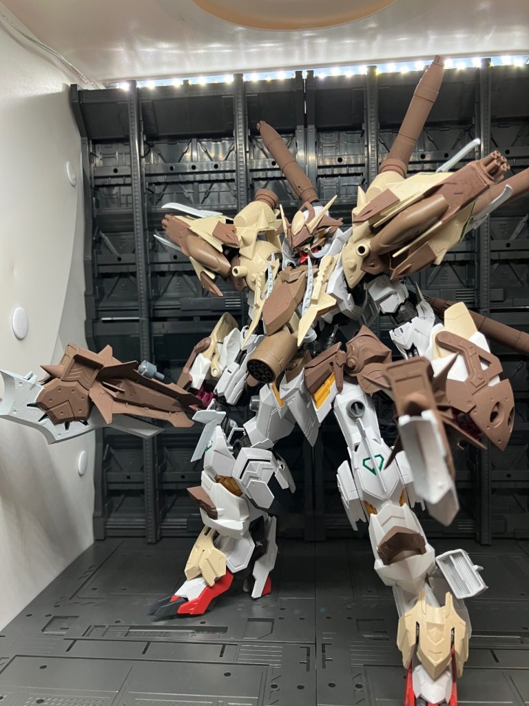 というかわけでバルバトスボアードでした久々の投稿で他にも色々完成してますがまずはかなり改造前のルプスよりも見た目が大きく変わったこの機体をまず紹介しようと思いました猪をモチーフをガンダムっぽくしたら思ってたよりカッコよく出来たので改造した自分も少し驚いてます・・・他にもバルバトス改造機が完成してるので投稿をお楽しみに！