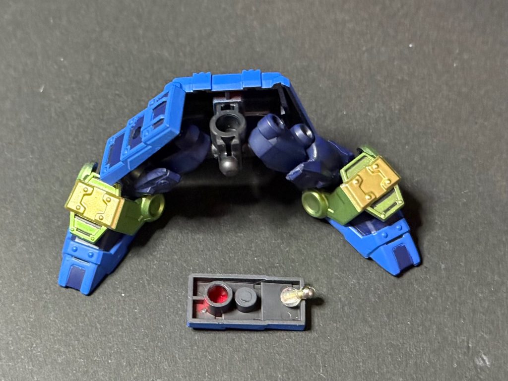 サイドアーマーの接続は3mmと4mmのビーズを1.5mmの真鍮線で繋いだダブルボールジョイントにしています。また、足の付け根と足首のボール受けを少し削って可動域を広げています。これらもしゃばろくさん式ですね。