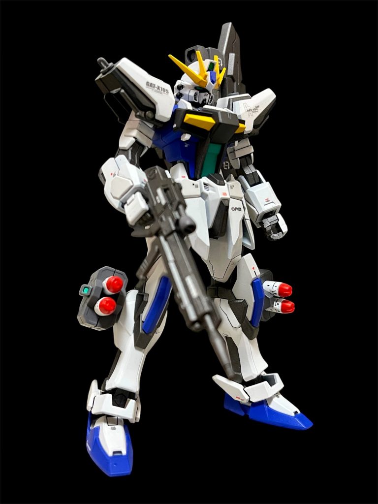 ランチャーストライカーパックに加え、手持ちのビームライフルと脚部のミサイルポッドを装備。GP00ブロッサムのような重武装のシルエットを意識しました。武装はガンメタを中心に、少し金属感を持たせた仕上げにしています。&nbsp;