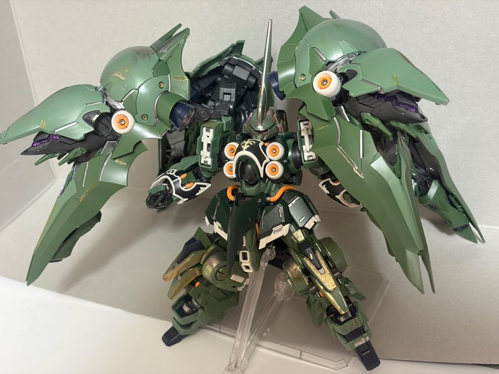元々の造形美を活かしつつ、今回はガンダムマーカーを使ってポイントを絞った部分塗装を行いました。ワンポイントで入れた差し色により、立体感と密度感がぐっと引き立ち、重厚感のある表情に仕上げられたと感じています。&nbsp;