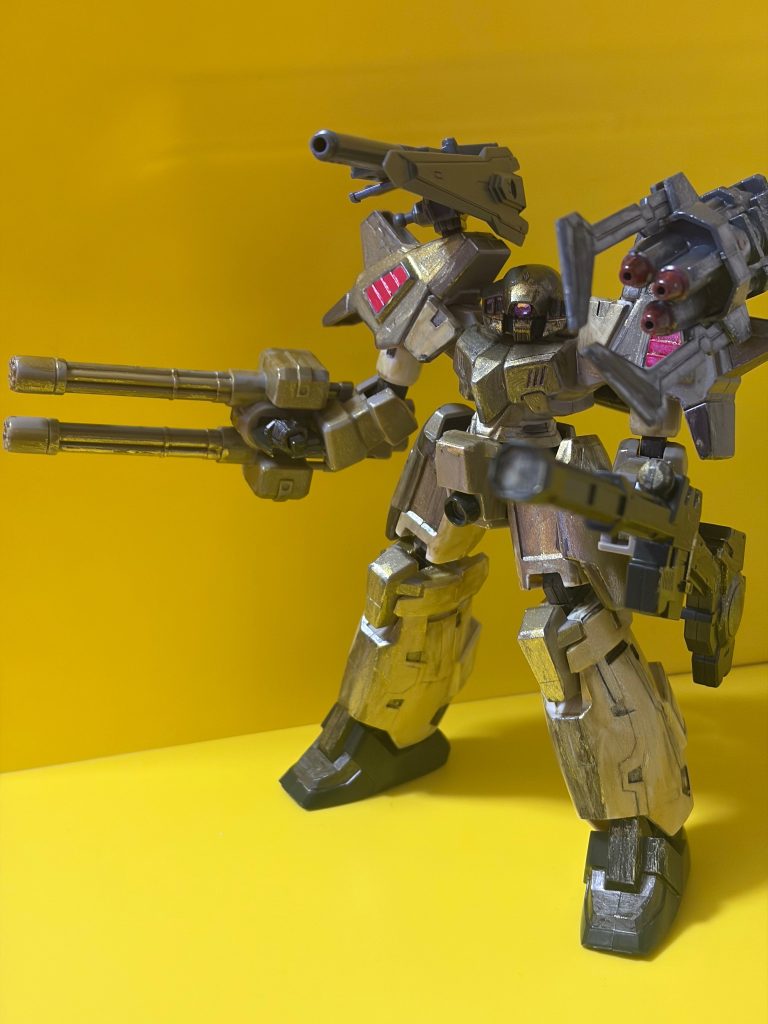 【制作ポイント】本機の見どころである頭部は、30MMのパーツを組み合わせて力強いモノアイ形状を再現しました。両腕の二連装ガトリングや肩部火器による圧倒的なボリューム感に負けないよう、全体に泥や砂、煤汚れを意識したハードなウェザリングを施し、過酷な戦場を生き抜いてきた泥臭い質感を追求しています。&nbsp;
