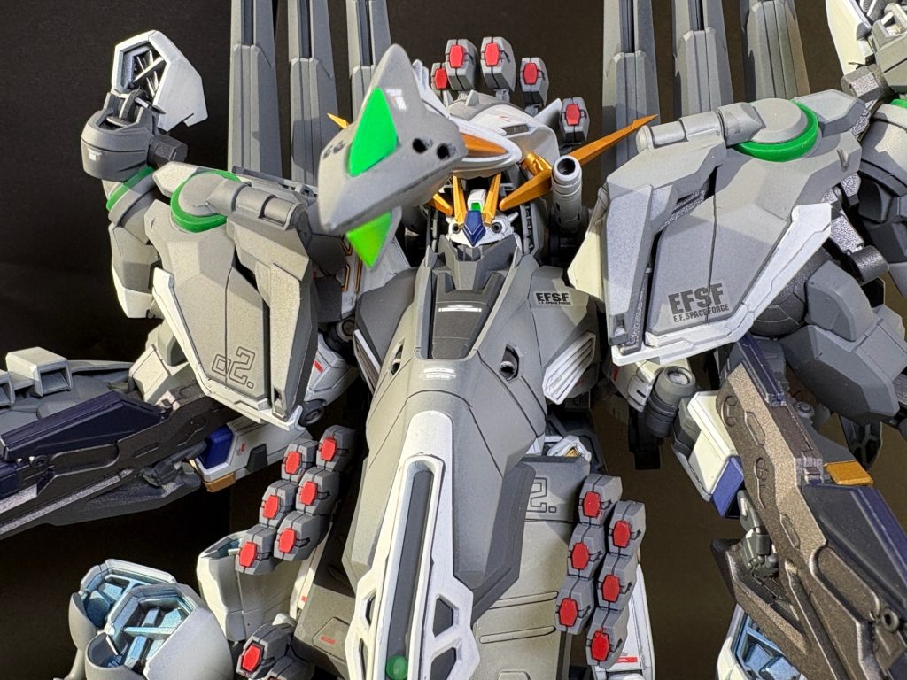 デカすぎて、写真がしんどいです。中の人はνガンダムカラーでしたが、ガワはステルスっぽくしました。