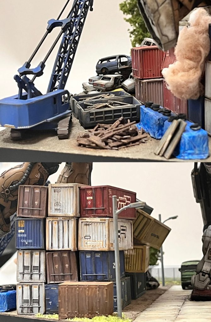 「甲府モデル」ペーパークラフトのクレーン車、自作の産廃コンテナ、ティッシュで作ったブルーシート。コンテナもプラ板で自作（Nゲージの既製品を買うと2個セットで2000〜3000円します😬）。手前の街灯も自作。街灯横の小コンテナは既製品を購入。