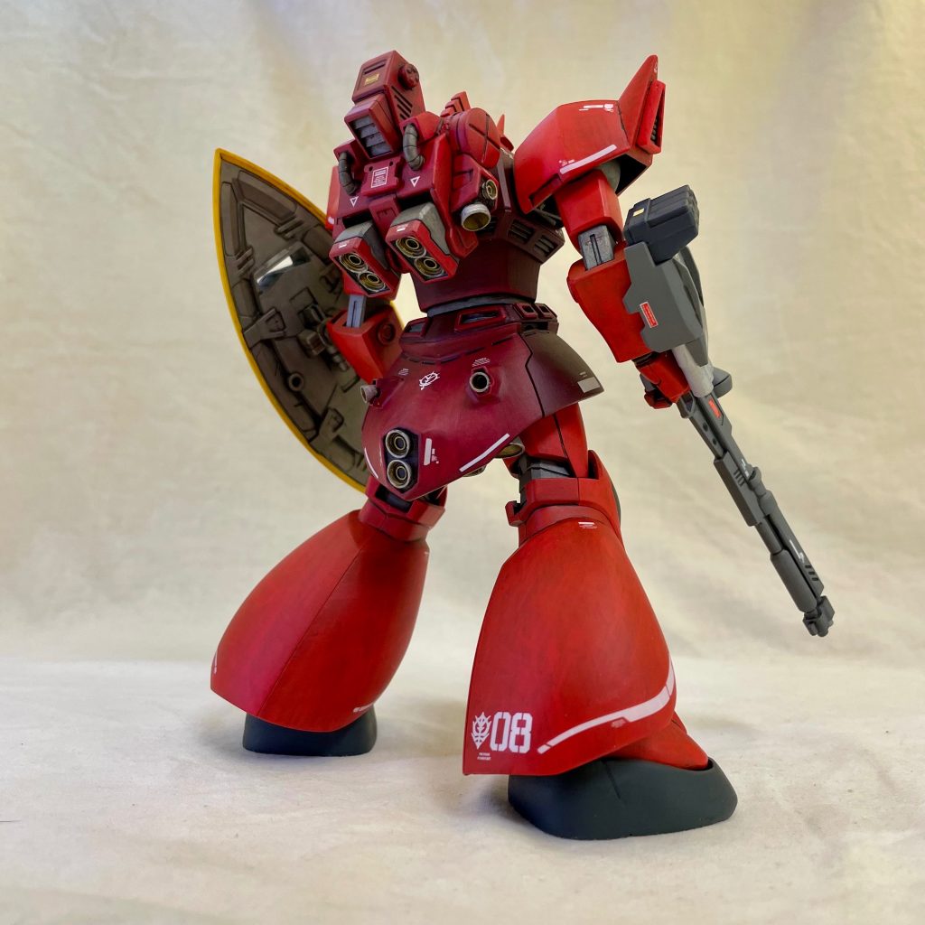 ゲルググって、武装がビームライフルとナギナタだけってのはさすがに寂しいと思い、マリーネ シーマ機みたいなアームバルカンを追加。あとはまぁせっかく量産型から作ったのでミサイルランチャーも装備。“ガンダムに勝つためのシャア専用ゲルググ”としました。バックパックは制作中の投稿にも載せましたが、ゲルググキャノンのものを改造。
