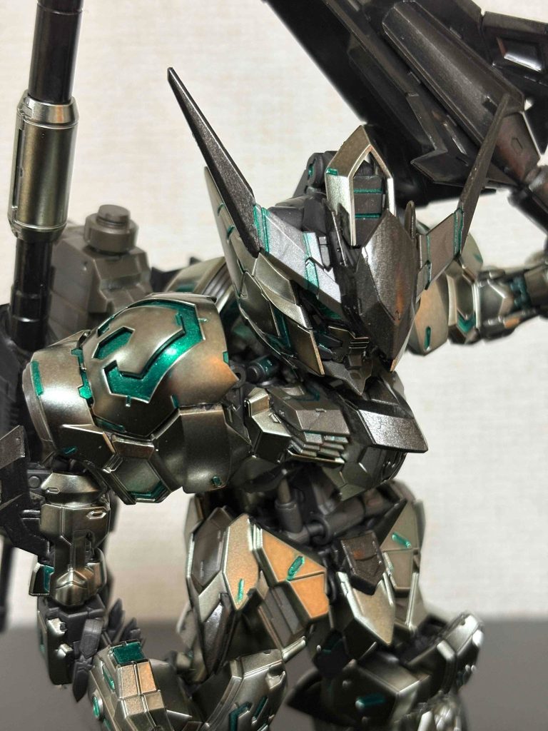 金属感を出すためにフレームや武器は１部を黒鉄色で塗装。