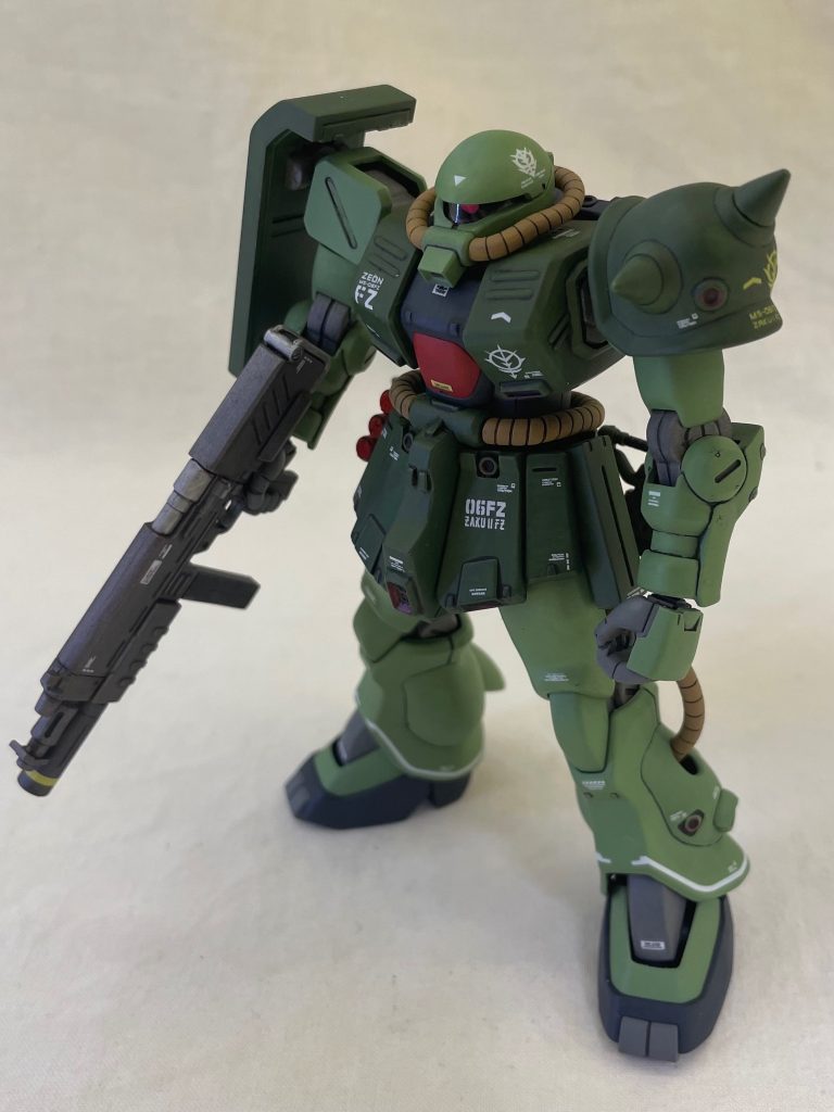 ★改修箇所・モノアイの可動化とモノアイガード作成。・肩関節の前への引き出し範囲拡大。・フンドシアーマーを前へせり出し。左サイドアーマーの厚み増し。リアスカートアーマーのはね上げ範囲拡大。・太腿を横にボリュームアップ。膝関節の可動範囲拡大。・マシンガンのマガジンの厚み増し。……ぐらいかな？