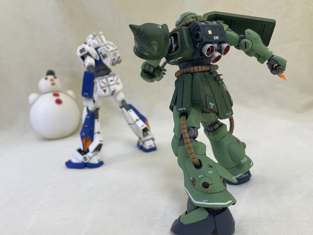 スノーマンのアドバルーンをガチャのカプセルと樹脂粘土で適当に作成。