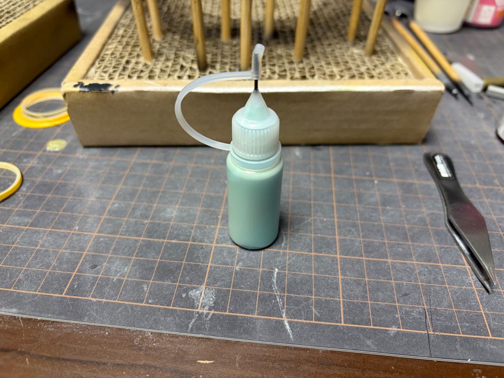 あまりガッツリキワまで使わないようにしてますがファレホのマスキングリキッドをニードルボトルに詰め替えて使ってます。ハケ付きのものは瓶の中で固まりやすく無駄が多い。ファレホはハケではなくボトル直塗りみたいになってますが先端が太くて細かいところに塗りづらい。塗り分けたい境界はマステ、面の内側側やテープがめくれちゃいそうな際どいところはリキッドと使い分けてます。このボトル柔らかくてフィンファンネルくらい敏感です。力加減に慣れる必要あり。