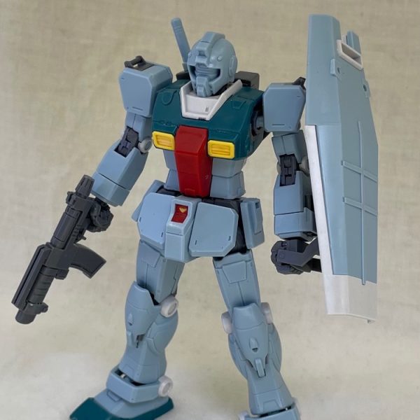 前作、ガンダム後期型のパーツ取り用(バックパックと膝アーマー)にしようと思っていたジムですが、結局ガンダムのバックパックも膝アーマーの姿勢制御バーニアも自作したのでジムは無傷のまま。まぁ、使うとしても膝アーマーなんてお湯プラとレジンで複製するだろうし、バックパックは互換性あるから…俺こんな事多いなぁ。せっかくなのでジムも仕上げようと思います。で、そのORIGIN版ジムなんですが、原作漫画だと（あの「ガンダム」の量産型）として、結構ジオンに怖がられたりするし、TV ファーストガンダムのジムより結構カッコよくデザインされてれるんですよねー。それが映画「ククルス・ドアンの島」ではだいぶファーストガンダムの時のジムに顔つきとかがよせてあって、やっぱジムらしく“やられ役”っぽくなってます。多分キットも同じデータで再現してるので映画のジムで、原作漫画とはちょっと雰囲気が違うし、何よりスレッガー機のカラーリングが、全然スレッガーのイメージに合わないんですよ！何かポップ過ぎる！…もちろん主観的な感想ですけど。思うに、映画の中でスレッガーのジムのカラーリングをカッコよくしちゃうと、あのコア・ブースターから吹っ飛んでってぶっ壊れちゃうコミカルなシーンに合わないからあんなカラーリングにしたのかなぁ？とか思ったりして…。じゃ原作漫画の雰囲気で考えようと思ったら、スレッガーのジムってカラーページに登場してないんですよ😭なので好き勝手にやっちまおうと思います。写真のジムは、とりあえず頬を削って顔つきを少しシャープにしてます。多分もっと弄るけど。とりあえず能書きたれました。