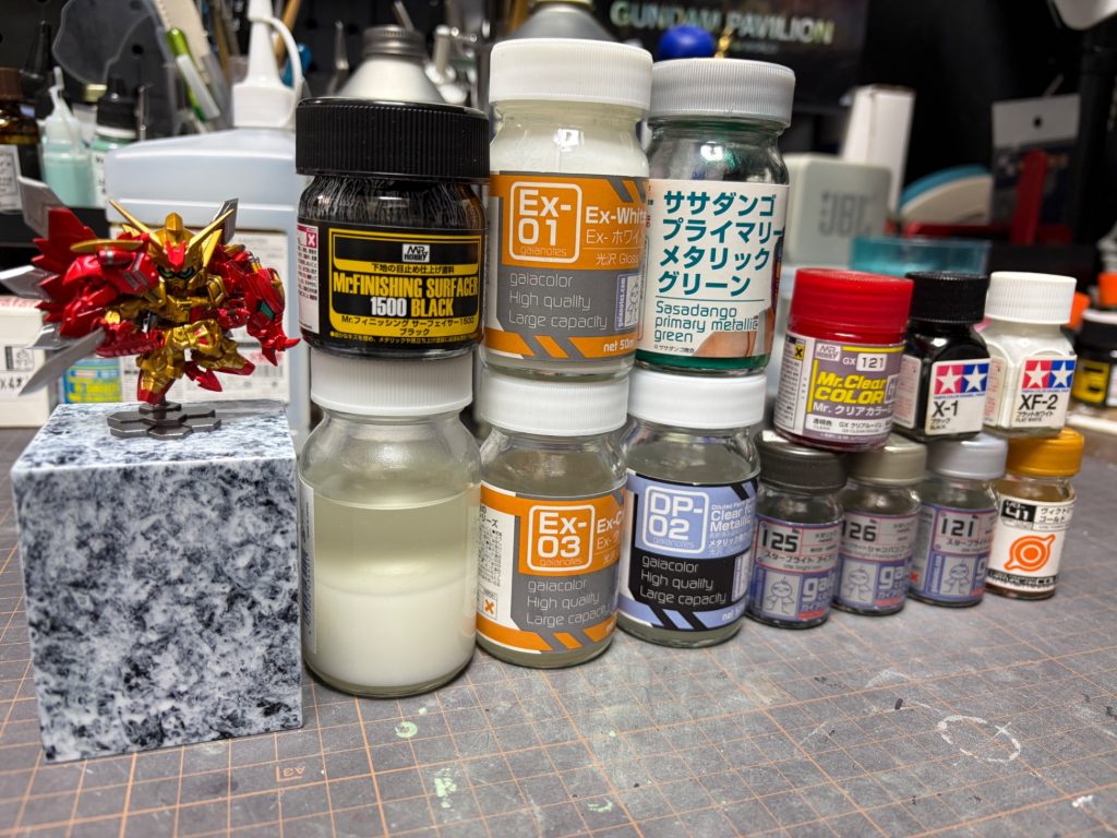 使用塗料。画像中央のメタリック専用クリアーは今回初めて使用しましたがこれはいいものです。メタリックの粒子が流れないので本命クリアー吹く前に保護層として吹いてます。蛍光ピンク混ぜた青のデカール滲みとかにも有効に使えるか気になるところです。キット隣の分離してるものは光沢と半光沢を混ぜたもの。メタリックのトップコートには大体これを使用してます。無駄なギラつきを抑えてくれるので光沢感を維持したえっちな感じになる気がします。