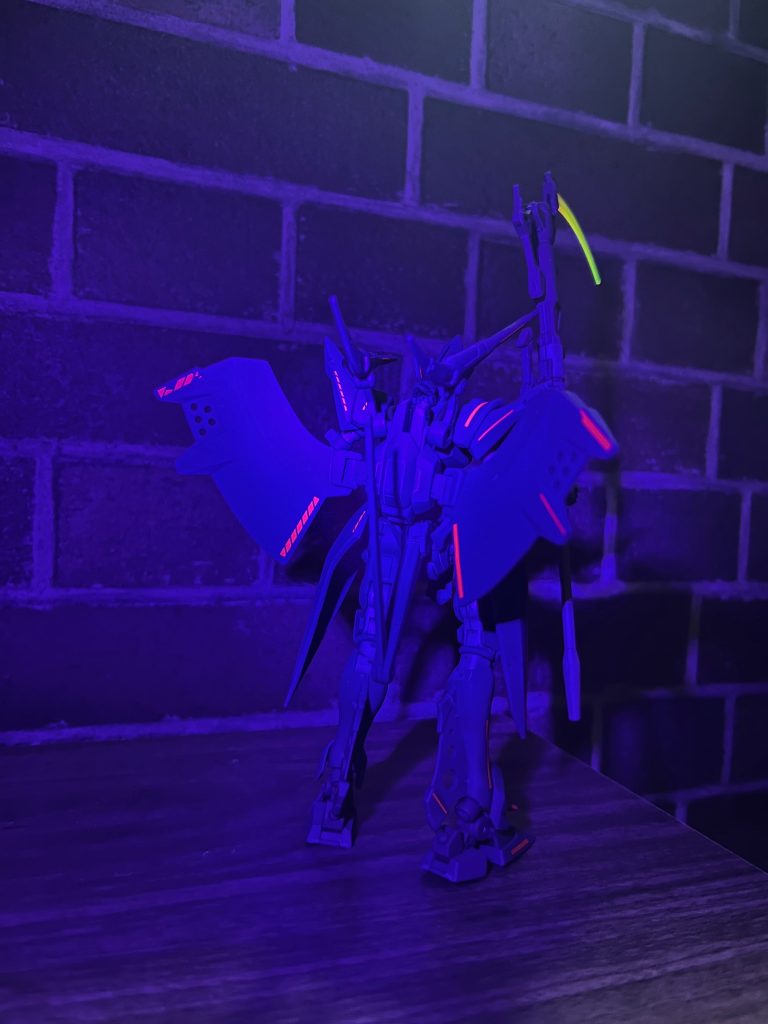 アシタのデカールはブラックライトで光ります。あえてアシンメトリーで仕上げてみました。