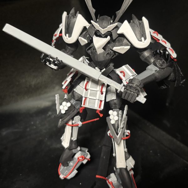 昔自作しようとして諦めた鞘に差し替えなし格納できる刀をスクラッチできました。できなかったことができるようになるのは嬉しいし、本当にプラモは楽しいなぁ。（3枚目）