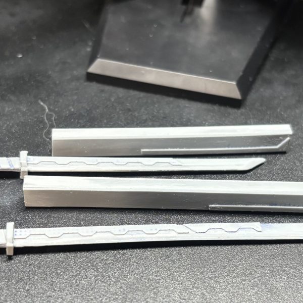 昔自作しようとして諦めた鞘に差し替えなし格納できる刀をスクラッチできました。できなかったことができるようになるのは嬉しいし、本当にプラモは楽しいなぁ。（2枚目）