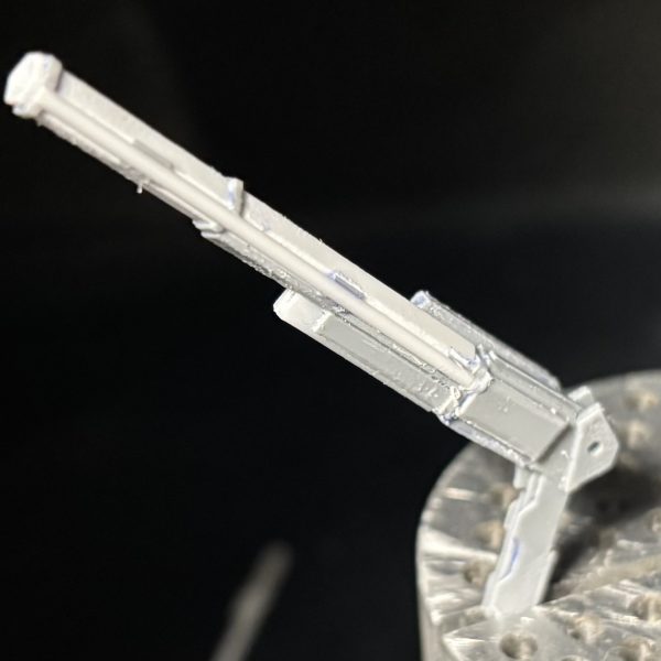 六角プラ棒を使って擬似GNライフル作りました。見た目は完全火縄銃に寄せてます。擬似GNドライブから供給されるビーム兵器なはずなのでマガジンレスでも問題ないでしょう。鞘を腰に可動式にマウント脹脛のディティール忘れてたので追加背面の擬似GNドライブを少しディティールアップなどちょこちょこ触りながら進めてます。一旦下半身のディティール詰め切ってしまうかなぁ。（3枚目）