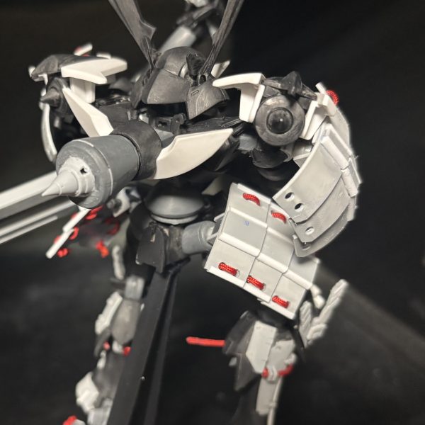 六角プラ棒を使って擬似GNライフル作りました。見た目は完全火縄銃に寄せてます。擬似GNドライブから供給されるビーム兵器なはずなのでマガジンレスでも問題ないでしょう。鞘を腰に可動式にマウント脹脛のディティール忘れてたので追加背面の擬似GNドライブを少しディティールアップなどちょこちょこ触りながら進めてます。一旦下半身のディティール詰め切ってしまうかなぁ。（4枚目）