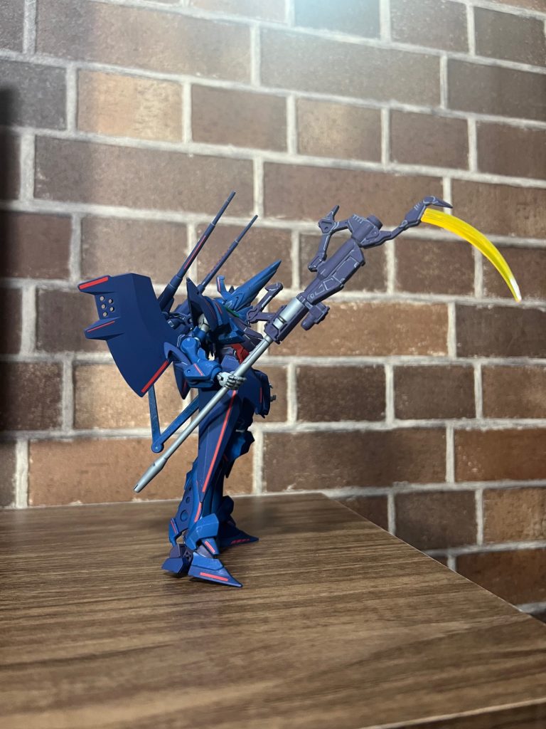 今までのジークアクスキットには追加のデカールは貼らなかったのですが、赤色のラインデカールをあしらってみました(*'ω'*)