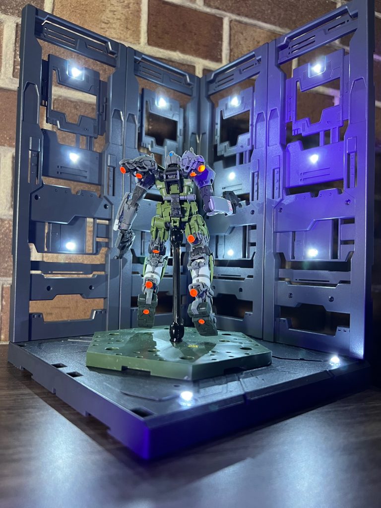 LEDハンガーベースにて。ブラックライトでビコーン(*'ω'*)顔のセンサーは透明の蛍光塗料なので、成型色のままビコーン出来ます。