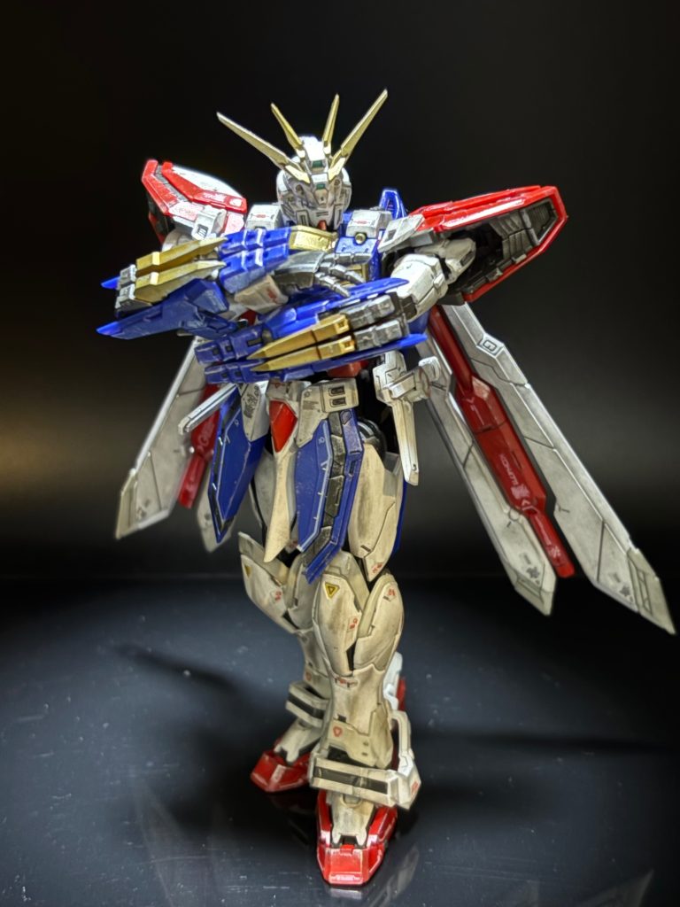 さぁて、ここからはお待ちかね？のアクションポーズです❗️ゴッドガンダムと言えば❗️…というポージングは本当にたくさんあるんですけど、まずはこの腕組みポーズですよね✨専用のハンドパーツもついてるくらいですからね、これはやっておかないと(gundam-kao7)ここから、演舞が始まりますよwww