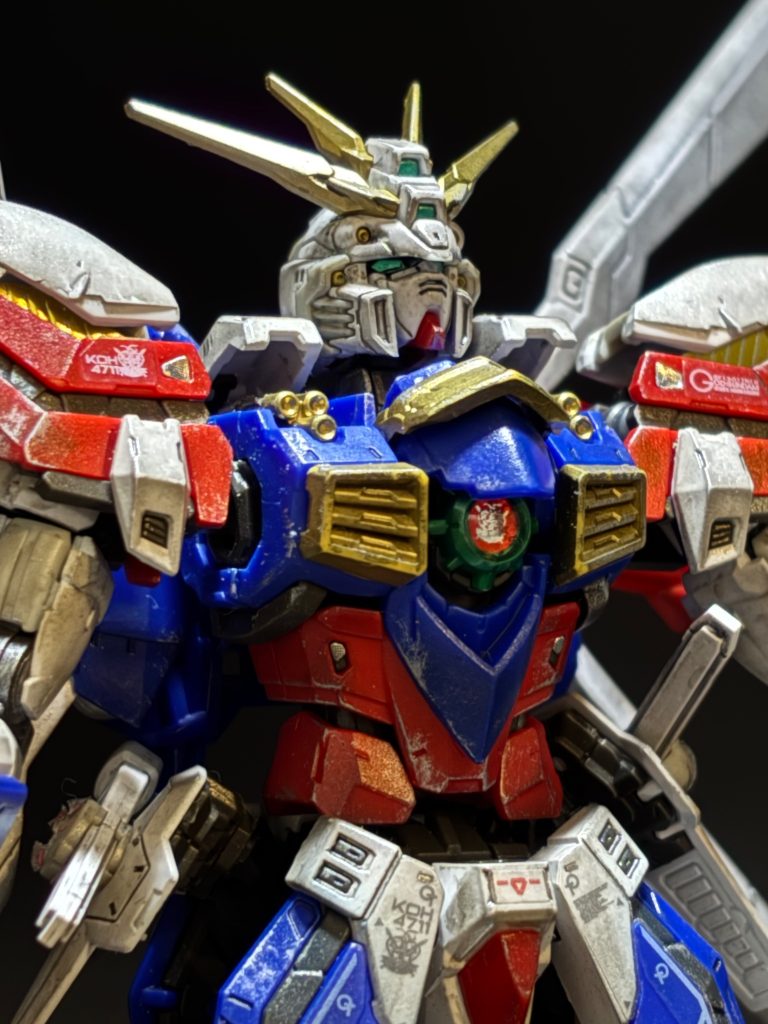 バァァァルカン‼️胸部のカタパルト開閉ギミックにより、バルカン砲が露出します✨また、ハイパーモードで胸のマルチプライヤーがキングオブハートの紋章と共にお目見え👀✨付属のシールを貼った上に本来はクリアパーツを仕込むんですが、取り付けに失敗してどっかに飛んでいき、そのまま妖怪パーツ隠しに合ってしまいました(gundam-kao9)仕方がないのでクリアレジンで埋めました✨