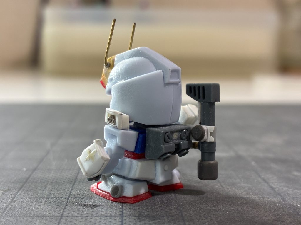 サフェ前の状態、背面。バズーカは同シリーズの武器セットの物を改造した物です。プラ板とプラパイプなどを用いて、マウントできるアームを作り、中に磁石を入れて吸着させています。