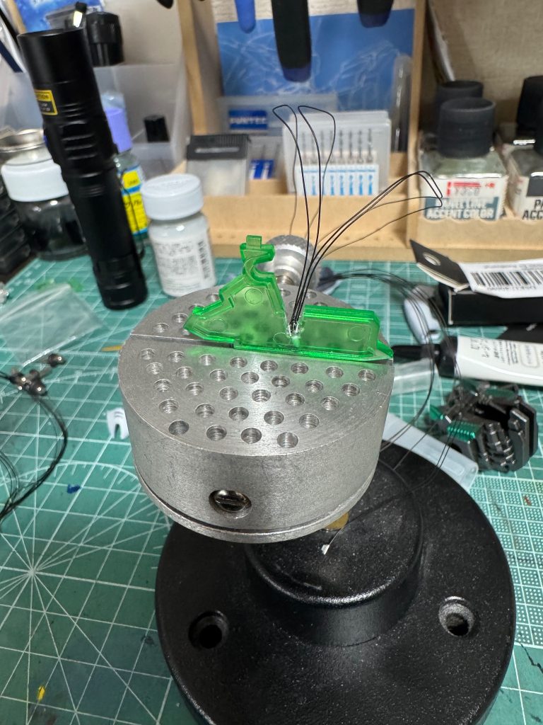 LEDはUVレジンで接着今回の工作で味をしめたので気が向いたら今後の作品にも電飾を仕込むかもしれません