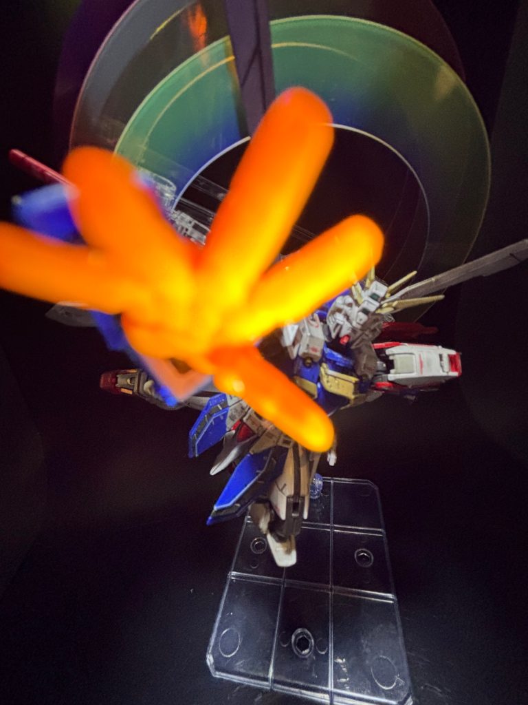 爆ぁぁぁく熱ぅっっっ❗️ゴォォォォォォォッドォォッフィンガァァァァァァァ‼️ゴッドフィンガー用のエフェクトハンドパーツはデフォルトでブラックライトに反応しました✨（ツインアイのビコーンやっぱやればよかったんかな(gundam-kao1)）必殺技が決まったところで、掲載可能な写真の上限が来てしまいましたぁぁ(gundam-kao9)次回もこのネタで引っ張らせていただきます！「何だよSuzunone〜、ネタ被りかよ〜（棒読み）」「新しいキットもっと見せろよ〜（棒読み）」「そうだ、そうだ〜。ブーブー🐷」…と思った皆さん！（そんな人この世界にはいません）安心してください（？）僕には拡張パーツセットがあります🙌今回載せ切らなかった…というか僕が載せたい写真がまだまだあるので、それも含めて次回はアクションポーズ多めで投稿したいと思います🫡今しばらく＠SuzunoneRinto（自己満）ワールドにお付き合いください🙇‍♂️これからも楽しい投稿にしていきたいと思ってます👍✨最後までご覧いただき、ありがとうございました😊また次回の投稿で👋