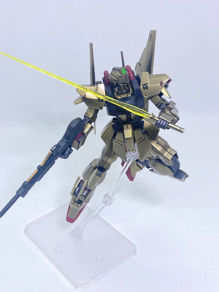 苦労したポージング。ビームサーベルの持ち手はひび割れしました。。。