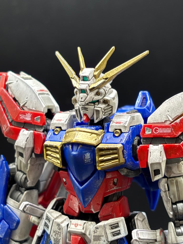 バストアップ。顔がイケメン(zaku-kao2)モノアイ&センサー部分の塗装はガンダムマーカー ガンダムメタグリーンで、塗装しました✨思いの外綺麗に塗装できたので、今回はビコーンなしです(gundam-kao7)
