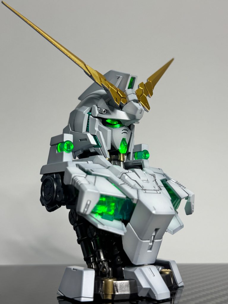 電飾などは前作のバンシィと同じ構成で仕込んでおりますバンシィを作る時にフレームなどは一緒に塗っていたので塗色も共通です異なっているのは外装のみです