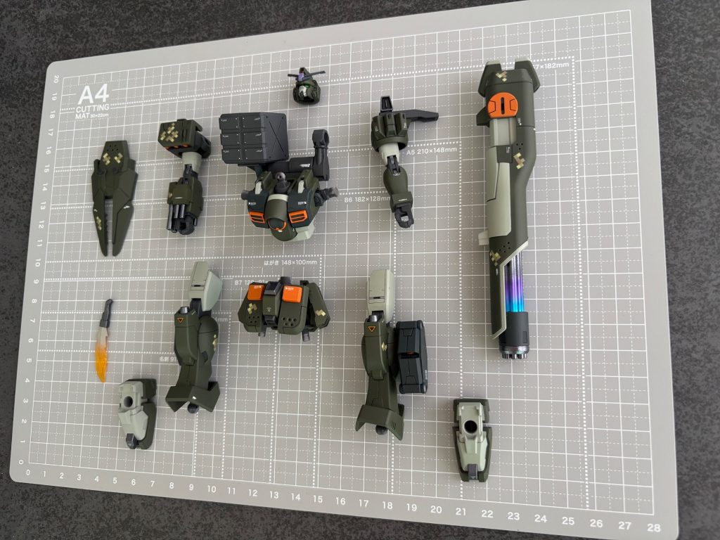●使用塗料本体（緑）：C-519 Mr.カラー RAL6031 ブロンセグリュン　+　ネイビーブルー本体（白）：Mr.カラー　C129 濃緑色 (中島系)　+　ネイビーブルー　+ﾆｭｰﾄﾗﾙｸﾞﾚｰⅢ　適当に調色本体（黒）：ネイビーブルー本体（武装）：Mr.カラー　メタリックブラックGX本体（ｵﾚﾝｼﾞ）Mr.カラー　オレンジ関節：メカサフ　ヘヴィートップコート：Mr.カラー　スーパースムースクリア（つや消し）&nbsp;