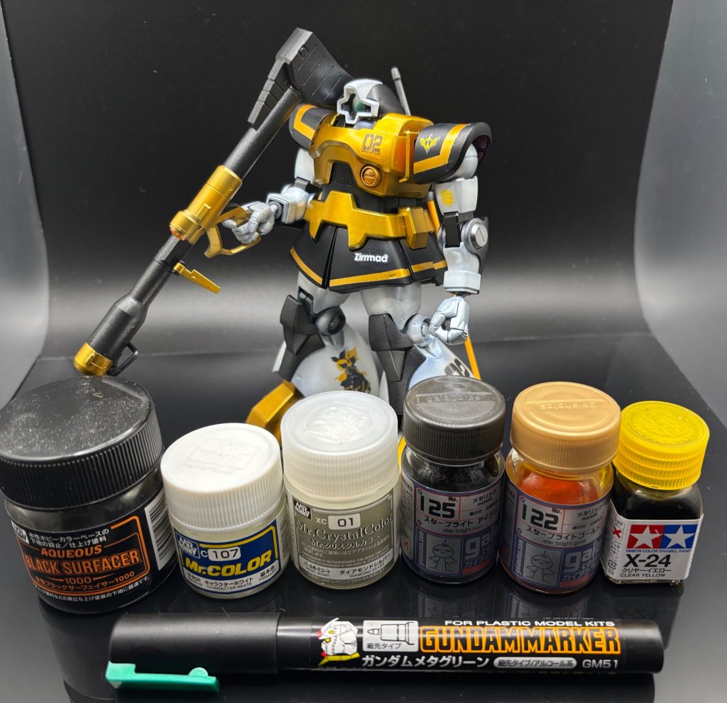 使った塗料はコチラ水性ブラックサーフェイサー（黒の部分）Mr.ホビーカラー キャラクターホワイト（白の部分）Mr.クリスタルカラー ダイヤモンドシルバー（キャラクターホワイトの上に塗装）スターブライトアイアン（関節、膝、武器）スターブライトゴールド（胸部、ボディ、つま先、武器）タミヤエナメル クリヤーイエロー（ゴールドの上に塗装）ガンダムマーカー ガンダムメタグリーン（モノアイ）