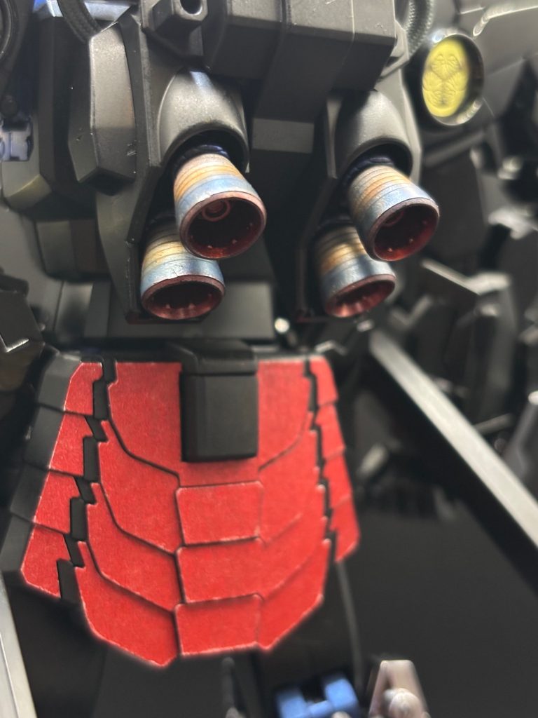 バックパックのバーニアには、ガンダムマーカー メッキシルバーを吹いて、内部をガンダムマーカー ロイヤルメタレッド、表面が金属焼けの表現になるように、タミヤウェザリングマスターDの赤焼けと青焼けを使ってみました✌️リアルタッチマーカーも良いのですが、こちらの方がグラデーション表現は自然にできそうです🙌✨