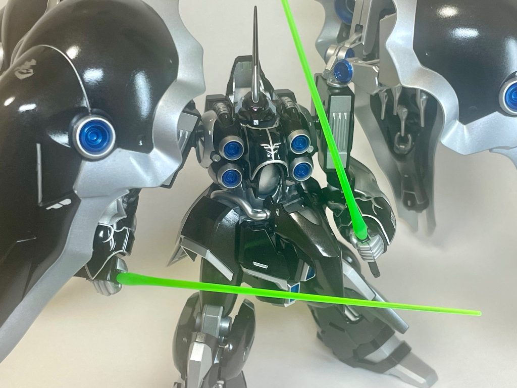 サーベルは蛍光色にしてみました。
