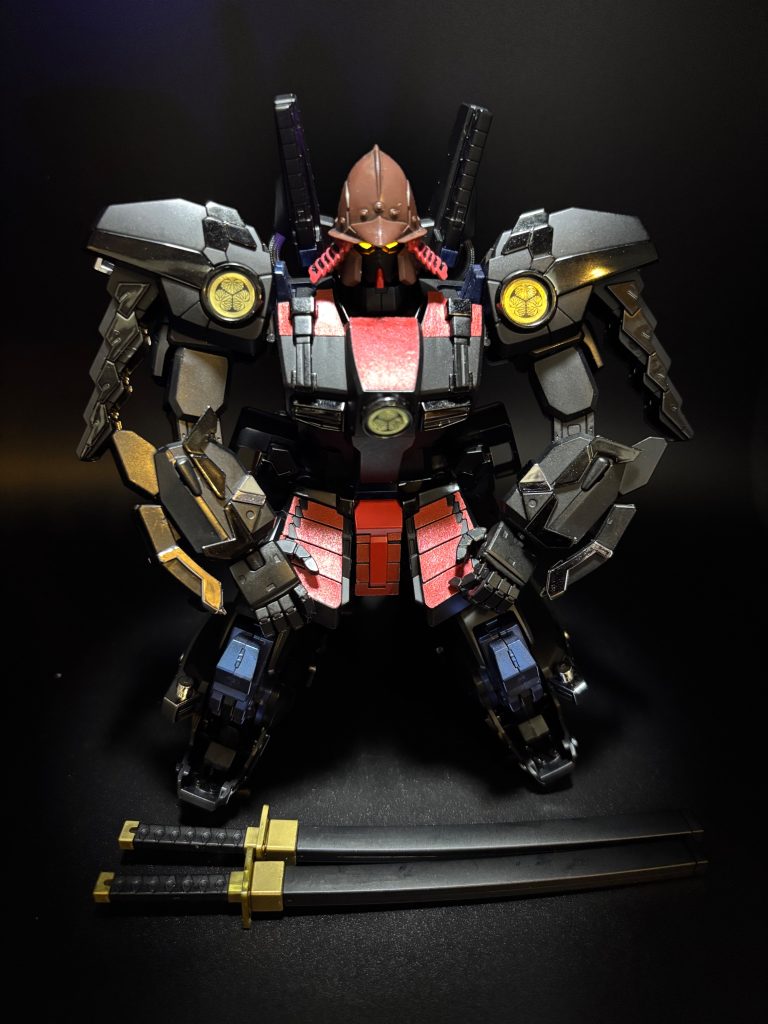 なるほど、雰囲気ありますね✨モチーフとなった南蛮銅具足の漆黒と真紅のカラーリングが、ガンダムとして表現されています(zaku-kao6)赤の部分は和紙のシールでした。せっかくなのでそのまま活用しました✨