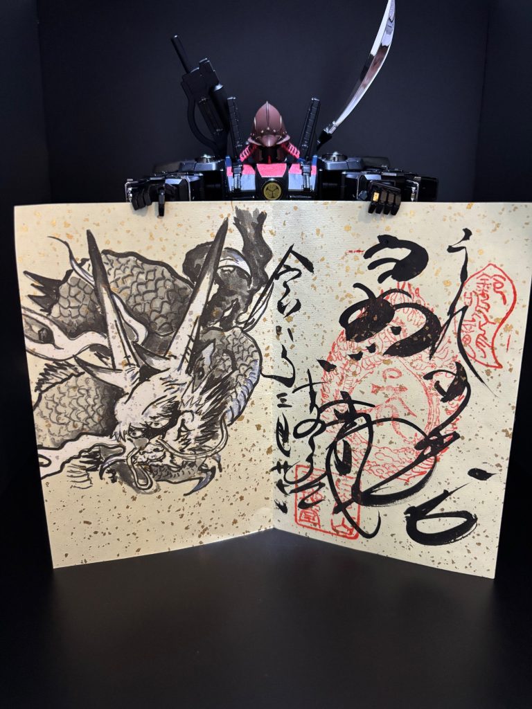 背景に置いてみたのが、こちらです✨日光東照宮(薬師堂/本地堂)の「鳴龍(鳴き龍)」の御朱印です。施設内見学するついでにこれはちゃっかり購入しておりましたw絵入りは期間限定品なのだそうです(ラッキー✨)鳴龍(なきりゅう/鳴き龍)とは、日光東照宮の境内にある薬師堂(本地堂)の天井に描かれた巨大な龍の絵のことです。特徴 天井一面に描かれた水墨画風の龍(縦約6m・横約15m)。江戸時代の狩野派の絵師・狩野永真安信が描いたもの。 龍の頭の真下で拍子木を打ったり手を叩いたりすると、音が長く響き、「龍が鳴いているような音」や「鈴が転がるような音」が聞こえることから「鳴龍」「鈴鳴龍」と呼ばれるようになった。というわけで、とても面白いスポットなので、お立ち寄りの際には是非足を運んでみてください✨(誰だ君は…)
