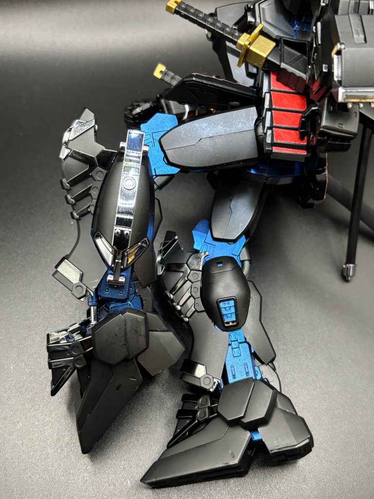 内部フレームは、黒サフの上からMr.クリスタルカラー サファイアブルーを塗装しました。深いメタリックブルーが表現できて、オシャレな雰囲気です✨この脚部かなりボリューミーで、一脚組むのにかなり時間がかかりました💦シルバーメッキを生かしたシリンダーのギミックは、さすがMGだなぁと思いました👏意図せずなんかセクシーショット📷になってしまったwww