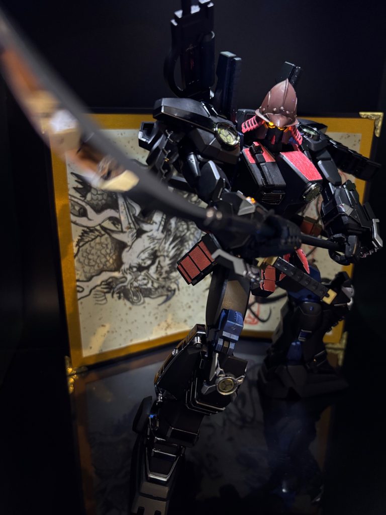 薙刀「閃光丸」を両手で構えます✨太刀もそうですが、薙刀も本当にカッコいい(zaku-kao2)「長者武装絶対信者」としては、たまらない武器です‼️