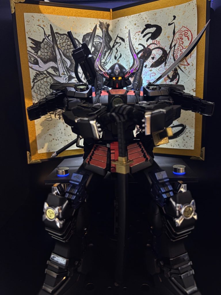 飾る時はこうやって座った状態にしたいのですが、どっちの兜で飾ろうか迷ってしまいますね(gundam-kao5)