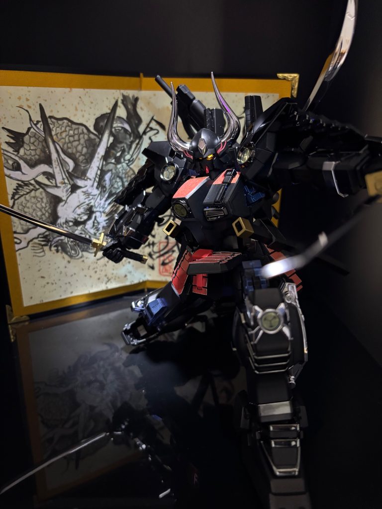 武者ガンダムマークIIと言えば、二刀流の使い手なのだそうです⚔️組み立て説明書の表紙にある写真を参考に太刀「虎鉄丸」を持たせました✨