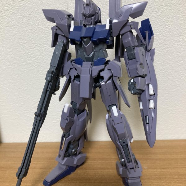 さてさて、製作中だったキットはようやく洗浄して、来週末の三連休に塗るとして。ユニコーンシリーズの中で1番嫌いなコイツに着手しました…ちなみに嫌いな理由・そもそもパイロットが嫌い・エンジンどこだよ問題腹スカスカ、足フレーム剥き出し、バックパック無し(キミはどこに核融合炉積んでるんだい?)・オプション無しで大気圏突入可能(裏面は腕剥き出し、ほっそいシールド、脚はフレーム剥き出し…いや、オマエが単機で突入可能なら、ほとんどのMSも可能だろ)・コクピット極狭なはずなのに、パイロット以外にミネバが乗ってる余裕が…(この状態で地球まで2〜3日)まだありますが、1番説得力がない機体ですよね。スーパーロボット過ぎる…バランスはモノビャさんの真似をして、細かく調整していきます。MS時の上半身がバランス悪く感じるので、早速下記を改修・腹の接続部で2㍉延長・ついでに腹の接続部を後方に2㍉移動・肩アーマーを下に1㍉下げ・首を1㍉延長・顎を引きたいので、首の接続部を調整 あまり時間をかけたくない題材のため、こんな感じですが、延長した腹周りはスカスカになるので何か考えないとなぁ…(2枚目)