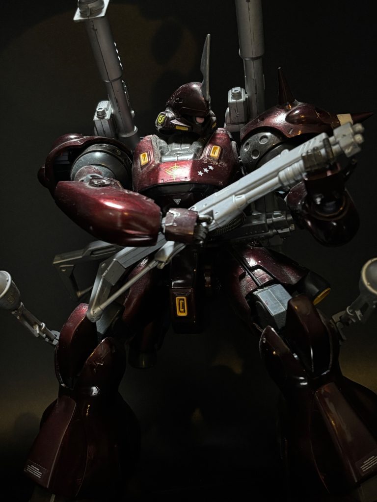 ケンプファーと言えば、この武装の豊富さですよね(zaku-kao2)ショットガンにバズーカ、シュツルムファウストやビームサーベル、チェーンマインなどがありますが、継戦能力は低めらしいです(zaku-kao4)ガンダム界のモビルスーツ（MS）の中でも、トップクラスに「継戦能力を犠牲にして、一瞬の爆発力に全振りした」尖った設計思想を持っています。&nbsp;確かに武器は全部実弾で使い捨てで、推進力に全振りしてる感ありますしね。撃ち終わった武器を捨ててって身軽になってくわけです。圧倒的なスピードで敵陣の防衛線を一瞬で突破し、手持ちの全火力を一気に叩き込んで目標を完全破壊し、そのまま即座に離脱する（あるいは使い潰される）という、一撃離脱・短期決戦の特攻的な強襲運用❗️尖ってますねぇ(zaku-kao6)