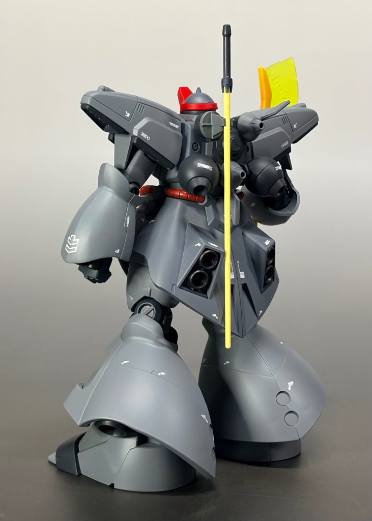 終戦間際のゲルググカラーをイメージ。後期に導入された量産型がわざわざ塗装されないだろうといる雰囲気がロールアウトカラーのリアリティある魅力。