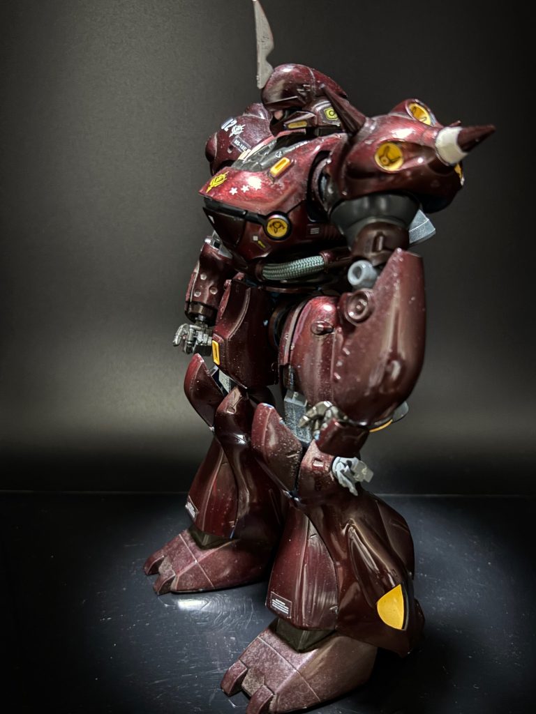 左側面です。左肩はスパイクアーマーになってます✨若干埃が目立ちますが、ウェザリングってことで許してくだちい(zaku-kao3)&nbsp;