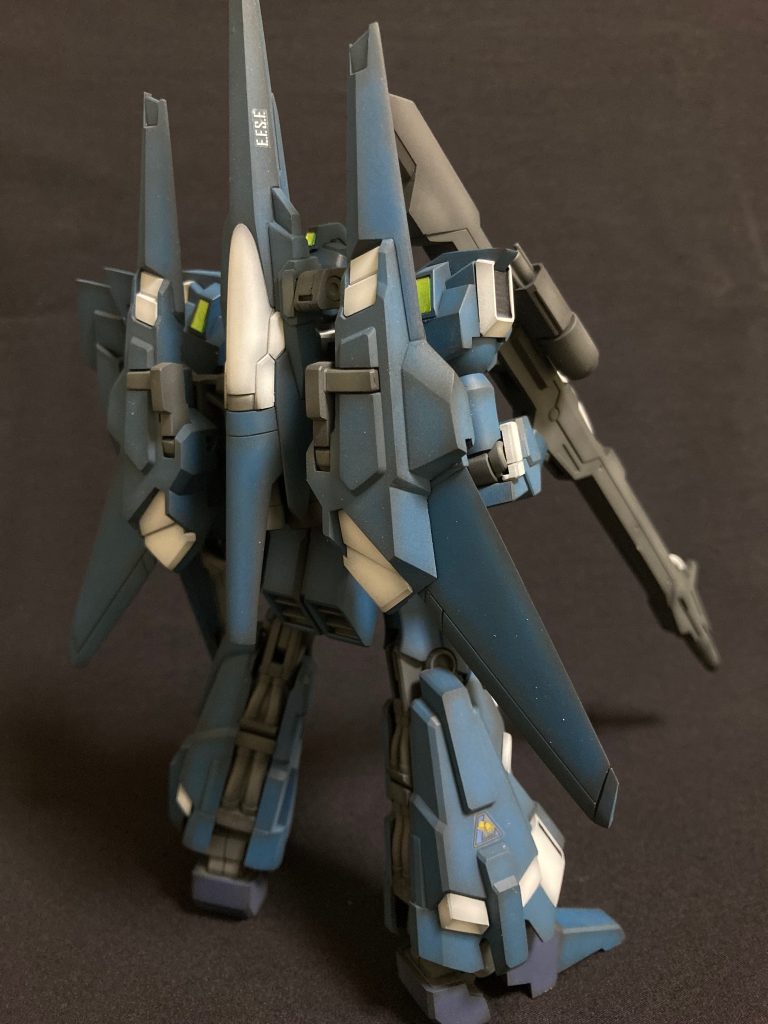 メガビームランチャーは背中の中央ユニットにアームで接続されています